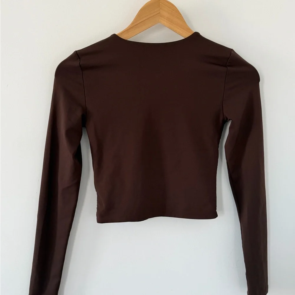 Aritzia Babaton Contour Crop Long Sleeve - Picture 3 of 3
